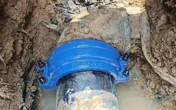 A compact repair clamp used in hdpe piping.