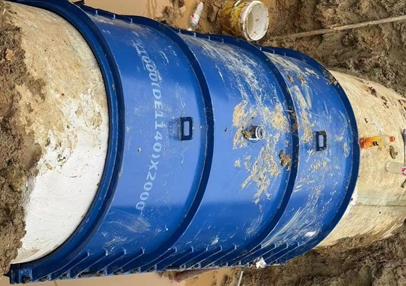 DN1000 straight concrete pipe repair clamp in use.