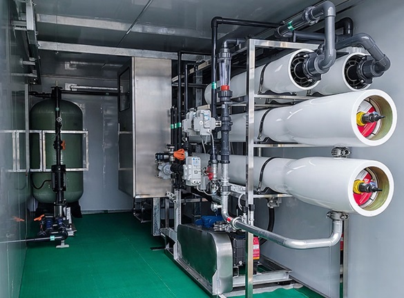 Containerized RO seawater desalination equipment.